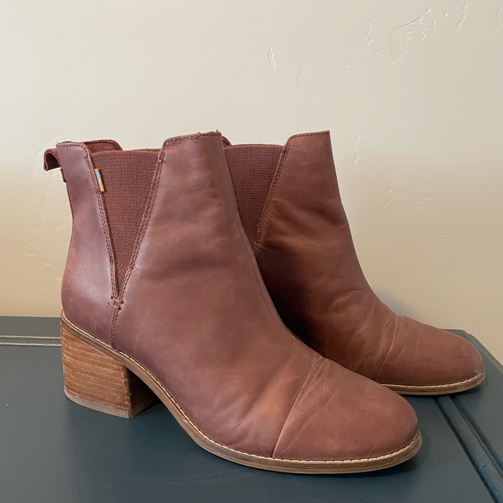 Womens Toms ankle bootie with stacked heel. Size 9.